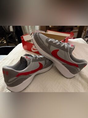 Nike Men’s Waffle Wolf Grey/University Red